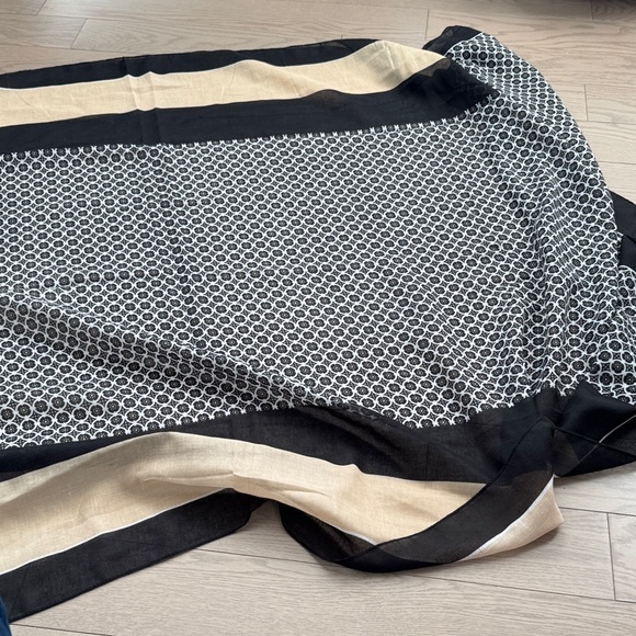 Black and Beige Geometric Patterned Scarf - Picture 7 of 7